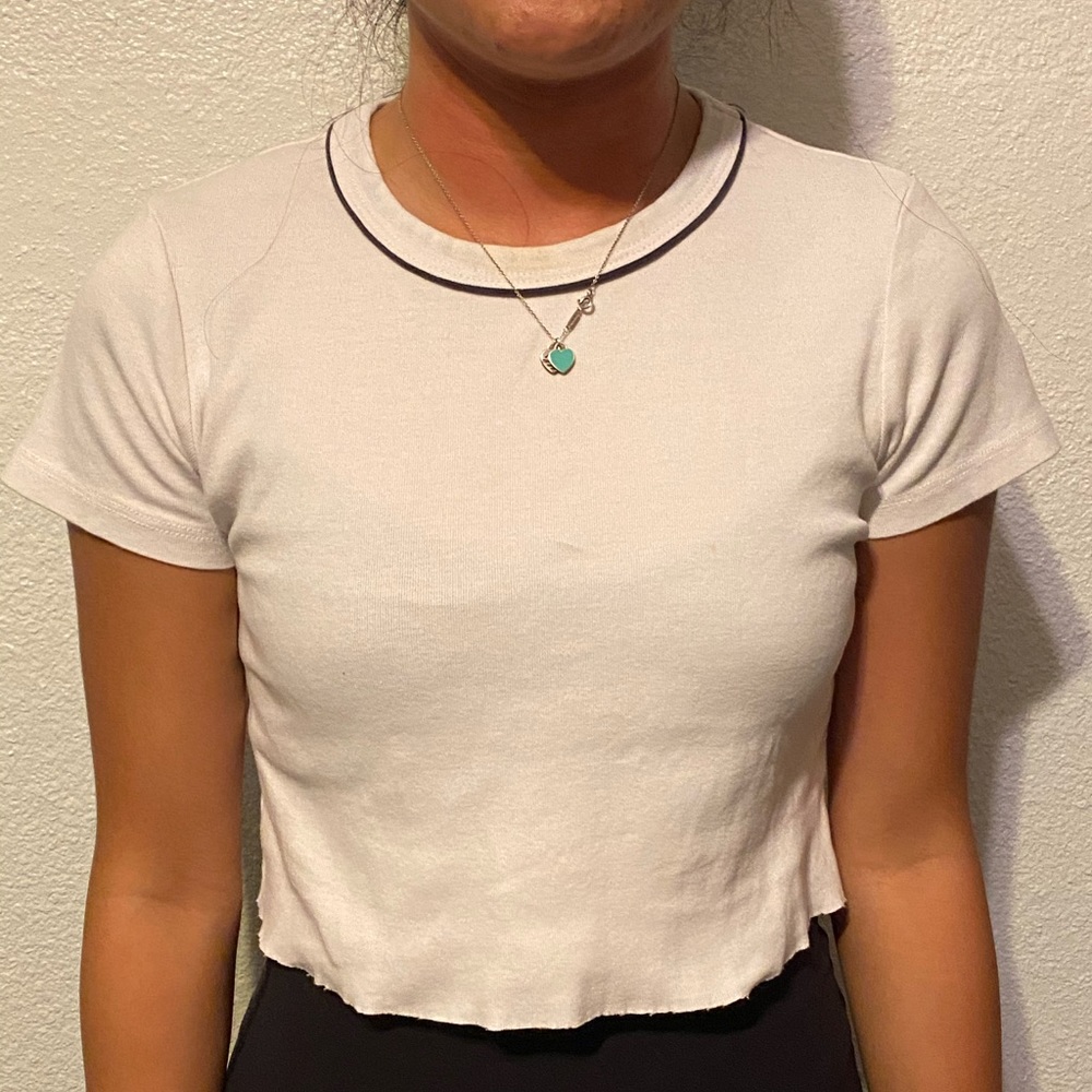 ✨white raw hem crop w black piping🖤